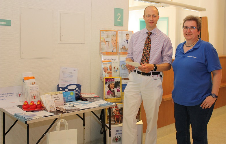 Prof. Dr. J. Benrath mit Marianne Simon